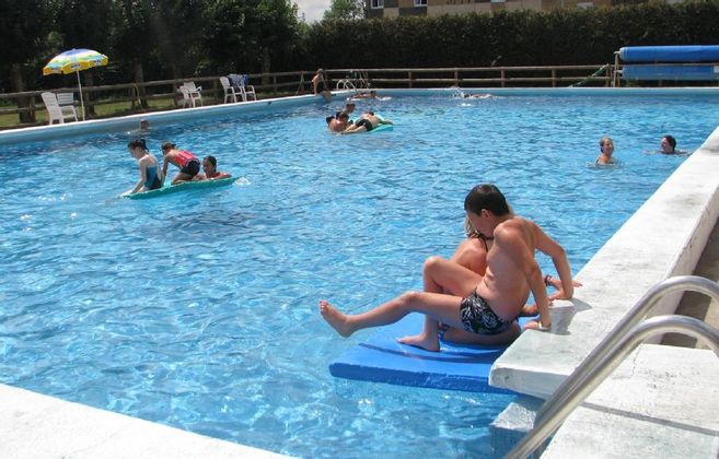 Bassin de la piscine avec enfants jouant